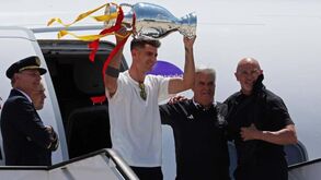 Campeões da Europa chegam a Espanha e exibem a taça ainda no aeroporto