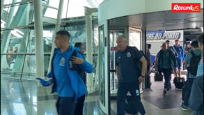 Jorge Costa lidera comitiva do FC Porto antes da partida para a Áustria