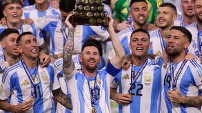 Messi tranquiliza adeptos e faz referência especial a Di María e Otamendi