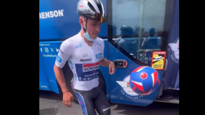 Remco Evenepoel dá show de bola antes da etapa da Volta a França