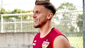Ermedin Demirovic oficializado no Estugarda