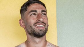 Alan Varela mostra tatuagens e há referências a quatro clubes da Liga Betclic