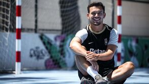 Pote recorda o início da carreira: «Quiseram assaltar-me mas fiquei com o cromo do Iniesta»