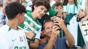 Autógrafos, fotografias e sorrisos: Frederico Varandas muito requisitado pelos sportinguistas no Algarve