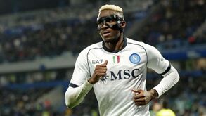 Paris Saint-Germain continua a correr por Osimhen