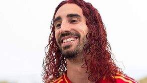 Prometido é devido: Cucurella pintou cabelo de vermelho após conquista do Euro’2024