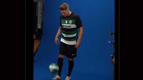 Prossegue a recuperação de Gyökeres: avançado do Sporting dá toques numa sessão fotográfica