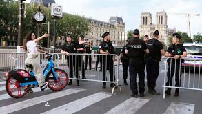 Espaço aéreo fechado, 45 mil polícias na rua e atiradores nos prédios: segurança apertada na abertura de Paris'2024