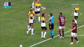 O insólito penálti marcado a favor do Flamengo: alguma vez tinha visto algo assim?