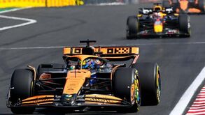Piastri ganha GP da Hungria em 'dobradinha' da McLaren envolta em polémica