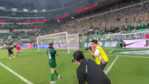 Guga marca na China e cantam-lhe os parabéns