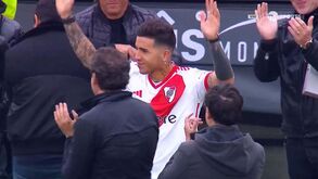 Enzo Fernández homenageado pelo River Plate: bancadas do Monumental levantaram-se para receber ex-Benfica 