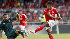 Neres abre a porta à saída do Benfica