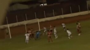 Loucura no Brasil: guarda-redes sobe à área para marcar aos 90'+8... com pontapé de bicicleta