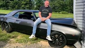 Presidente do UFC falha entrada na garagem e destrói 'muscle car'