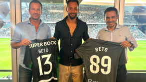 Beto homenageado no Sporting-Sevilha