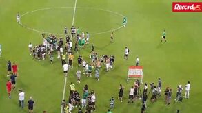 Das crianças encantadas com Gyökeres à invasão pacífica que obrigou jogadores do Sporting a deixar o relvado mais cedo