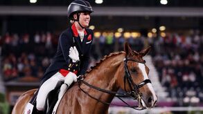 'Rainha' da equipa britânica de dressage é apanhada a dar chicotadas no cavalo e não vai a Paris'2024