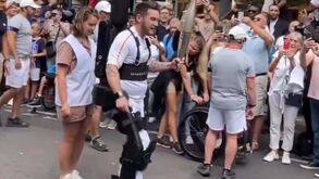 Atleta paraplégico transporta chama olímpica com ajuda de exoesqueleto