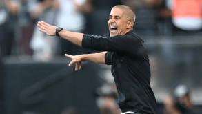 Albânia renova contrato de Sylvinho