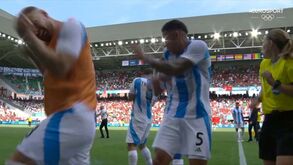 Invasões de campo e petardo a centímetros dos jogadores: caos no final do Argentina-Marrocos