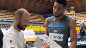 Sapatilhas especiais para todos: o Natal chegou mais cedo à seleção grega de basquetebol