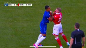 Confusão no jogo de pré-época entre Chelsea e Wrexham começou... aos dois minutos