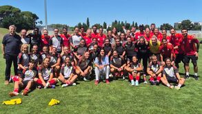 Kika Nazareth aparece no Seixal e surpreende antigas colegas de equipa do Benfica