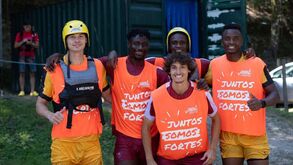 Plantel do Gil Vicente juntou-se para construir kayaks de cartão