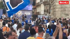 André Villas-Boas muito aplaudido na chegada à apresentação dos novos equipamentos do FC Porto