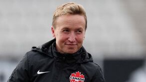 Afastada treinadora de futebol canadiana após polémica com drones em Paris'2024