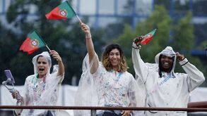 Portugal com Qatar e Coreia do Norte no desfile em pleno rio Sena