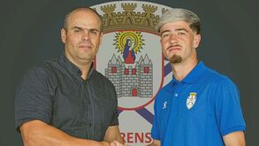 Ivo Almeida assina contrato profissional com o Feirense