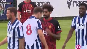 Samuel Costa envolve-se em cena de pancadaria durante jogo particular