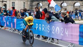 Grace Brown arrasa concorrência e conquista ouro no contrarrelógio feminino