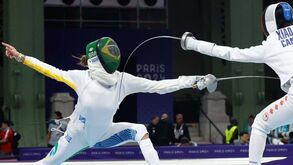 Susto na esgrima: brasileira diagnosticada com tumor no cóccix assistida durante duelo