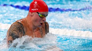 Adam Peaty avança para a final dos 100 metros bruços com o melhor tempo