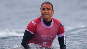 Surfista francesa sofre queda e acaba com cabeça ensanguentada