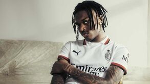 Milan revela camisola alternativa com Rafael Leão em destaque