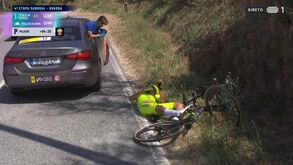 Mauricio Moreira sente-se mal durante a 4.ª etapa da Volta a Portugal