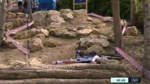 Susto na prova de XCO: francesa sofre queda e desmaia