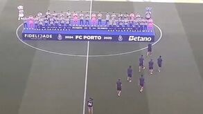 Vítor Bruno e respetiva equipa técnica muito aplaudidos pelos adeptos do FC Porto na apresentação