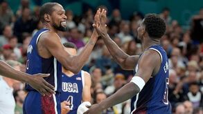 Estados Unidos 'despacham' Sérvia com Durant e LeBron em destaque