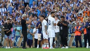 Luís Castro, Alex Telles e Otávio homenageados no Dragão: «Chora bebé»