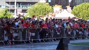 O momento em que os jogadores do Benfica surpreendem os adeptos junto à estátua de Eusébio