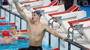 Leon Marchand conquista ouro e volta a bater um recorde de... Michael Phelps