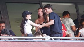 João Neves nas bancadas da Luz para o Benfica-Feyenoord e ao lado de Madalena Aragão