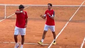 A celebração de Nuno Borges e Francisco Cabral após apuramento para a 2.ª ronda em Paris