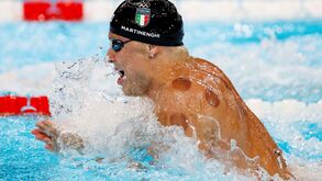 Surpresa nos 100 metros bruços: Italiano Martinenghi 'rouba' terceiro ouro consecutivo a Adam Peaty