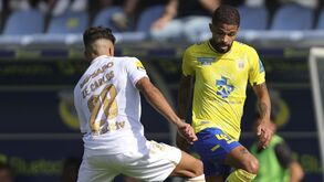 Vitinho e Oriol Busquets na porta de saída do Arouca